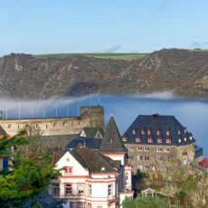 Burg Rheinfels im Nebel