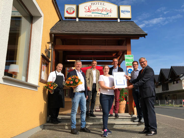 Hotel Loreleyblick in St. Goar „An der Loreley“, Franz-Josef Gärtner, Helga Gärtner-Hardtke zeigen die vom Rheinland-Pfälzischen Dehoga-Vizepräsidenten Lothar Weinand und Rhein-Hunsrück-Kreisverbandsvorsitzenden Josef Mayer überreichte Urkunde. 