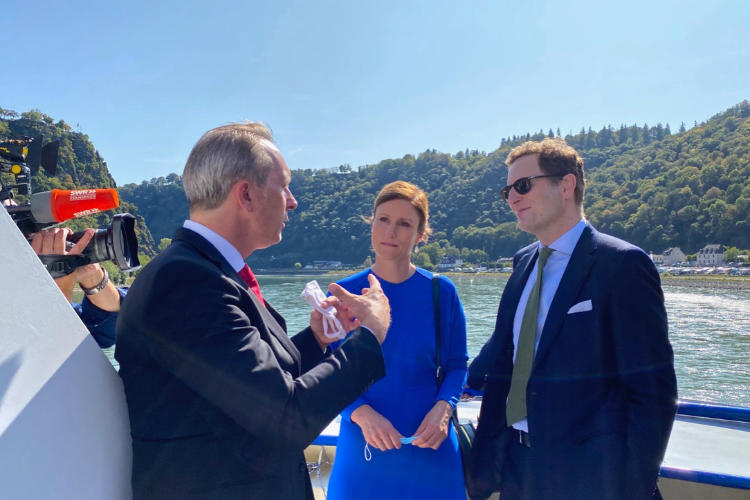 Georg Friedrich Prinz von Preußen, Sophie Prinzessin von Preußen und Stadtbürgermeister Falko Hönisch auf dem Rhein in Höhe der Loreley