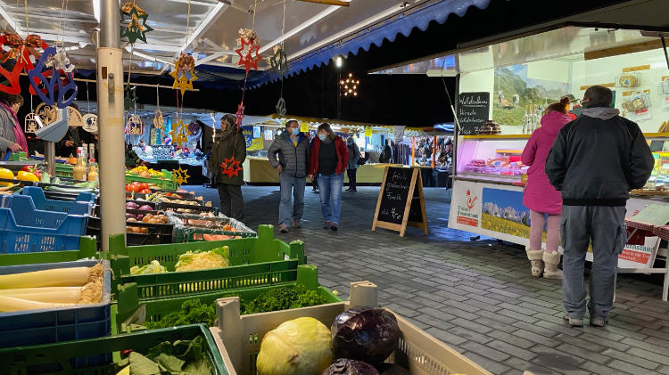 Der Wochenmarkt in St. Goar hat sich zu einem beliebten Treffpunkt mit zahlreichen Angeboten, die nur hier zu finden sind entwickelt.
