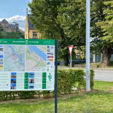 Neu gestaltete Stadtplantafel am Rathaus