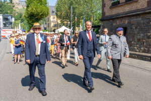 Die Spitze des Festumzugs durch die Innenstadt von Sankt Goar, angeführt von Stefan Krick, Beigeordneter, Falko Hönisch, Stadtbürgermeister und Patrick Niggemann, Hauptmann (Falckenstein-Kaserne Koblenz) (von links) ; in der zweiten Reihe : Peter Unkel, Bürgermeister Verbandsgemeinde Hunsrück-Mittelrhein, Jonathan Spindler, Geschäftsführer Partnerschaftsverband Rheinland-Pfalz (ebenfalls von links nach rechts). © Reinhardt A. Hardtke 
