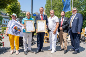 Beschreibung: Nach der Unterzeichung der Partnerschaftsurkunden; Stéphanie Vin (Freundschaftskreis Châtillon-en-Bazois), Michel Marie, Bürgermeister Châtillon-en-Bazois, Falko Hönisch, Stadtbürgermeister Sankt Goar, Freguin, Bürgermeister Montapas, Peter Unkel, Bürgermeister Verbandsgemeinde Hunsrück-Mittelrhein, Stefan Krick, Beigeordneter der Stadt Sankt Goar (v.l.n.r.). © Reinhardt A. Hardtke 